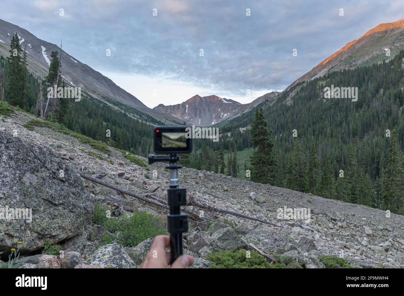 Scattare una foto dei picchi di montagna con una fotocamera d'azione Foto Stock