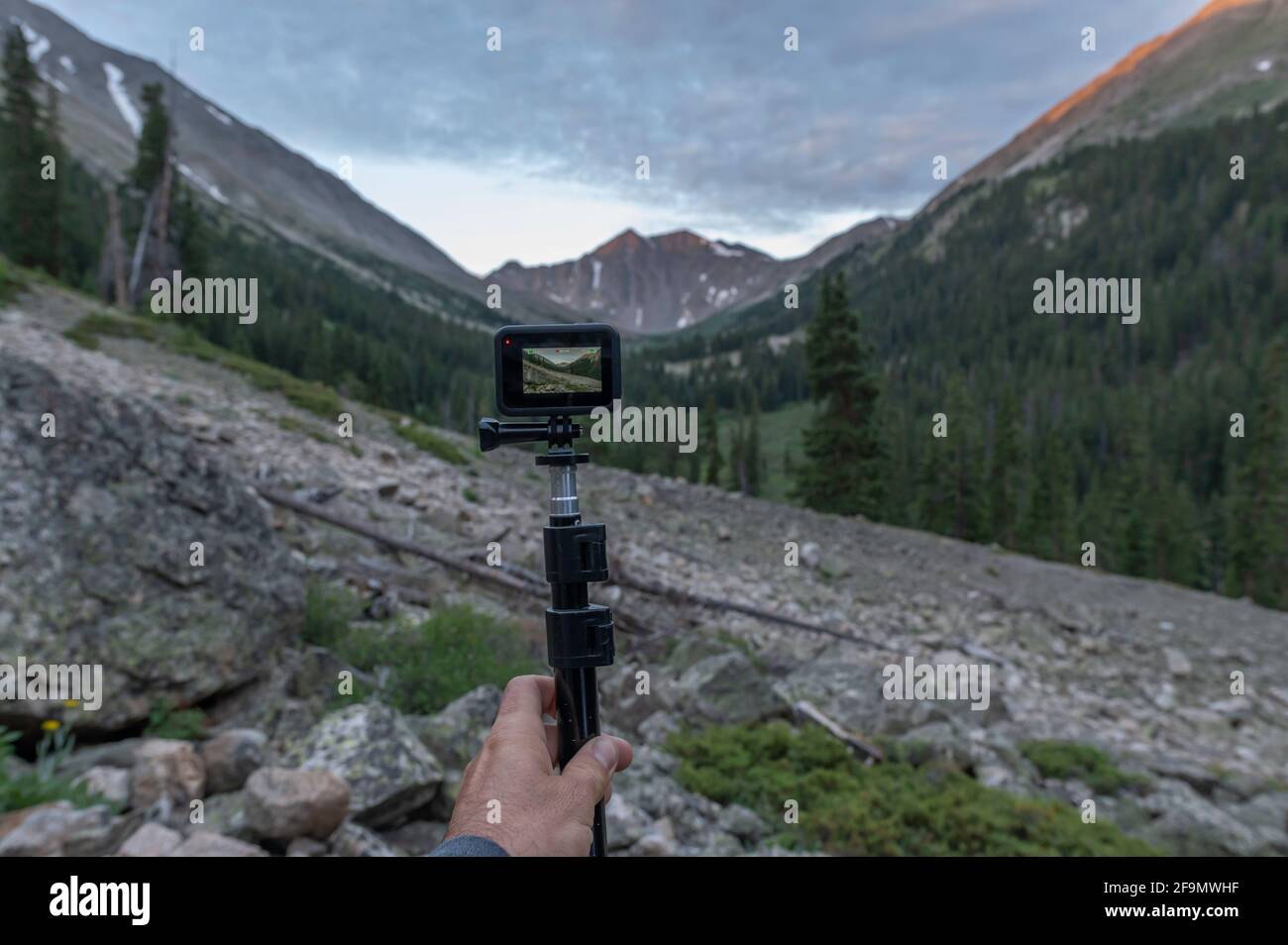 Scattare una foto di montagne utilizzando una Action Camera Foto Stock