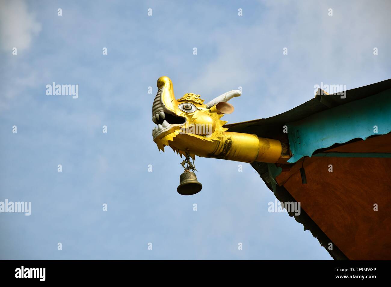 L'arte buddista del drago faccia con campana a scimpanare Foto Stock