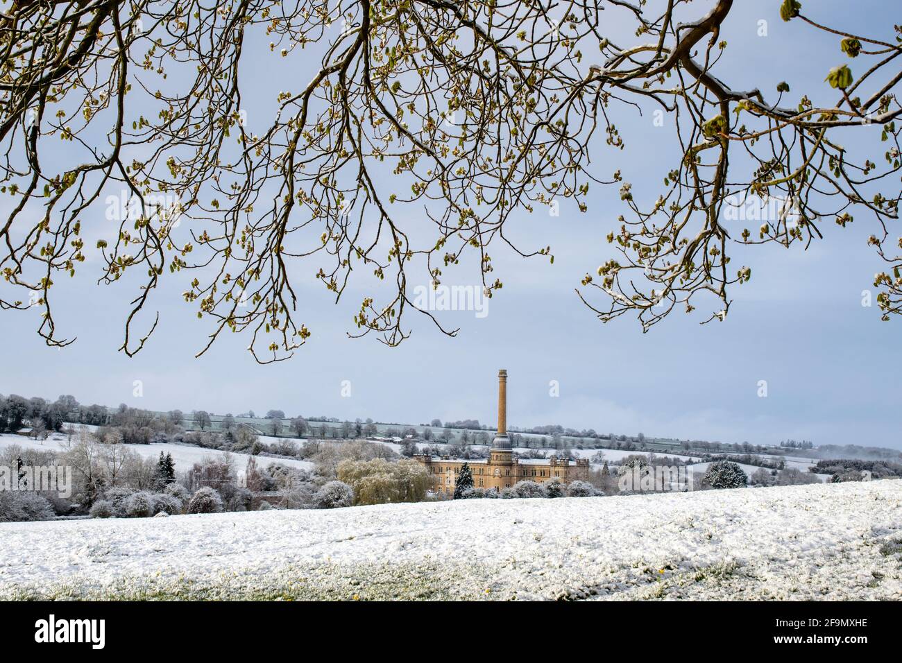 Bliss Tweed Mill nella neve di aprile. Chipping Norton, Cotswolds, Oxfordshire, Inghilterra Foto Stock