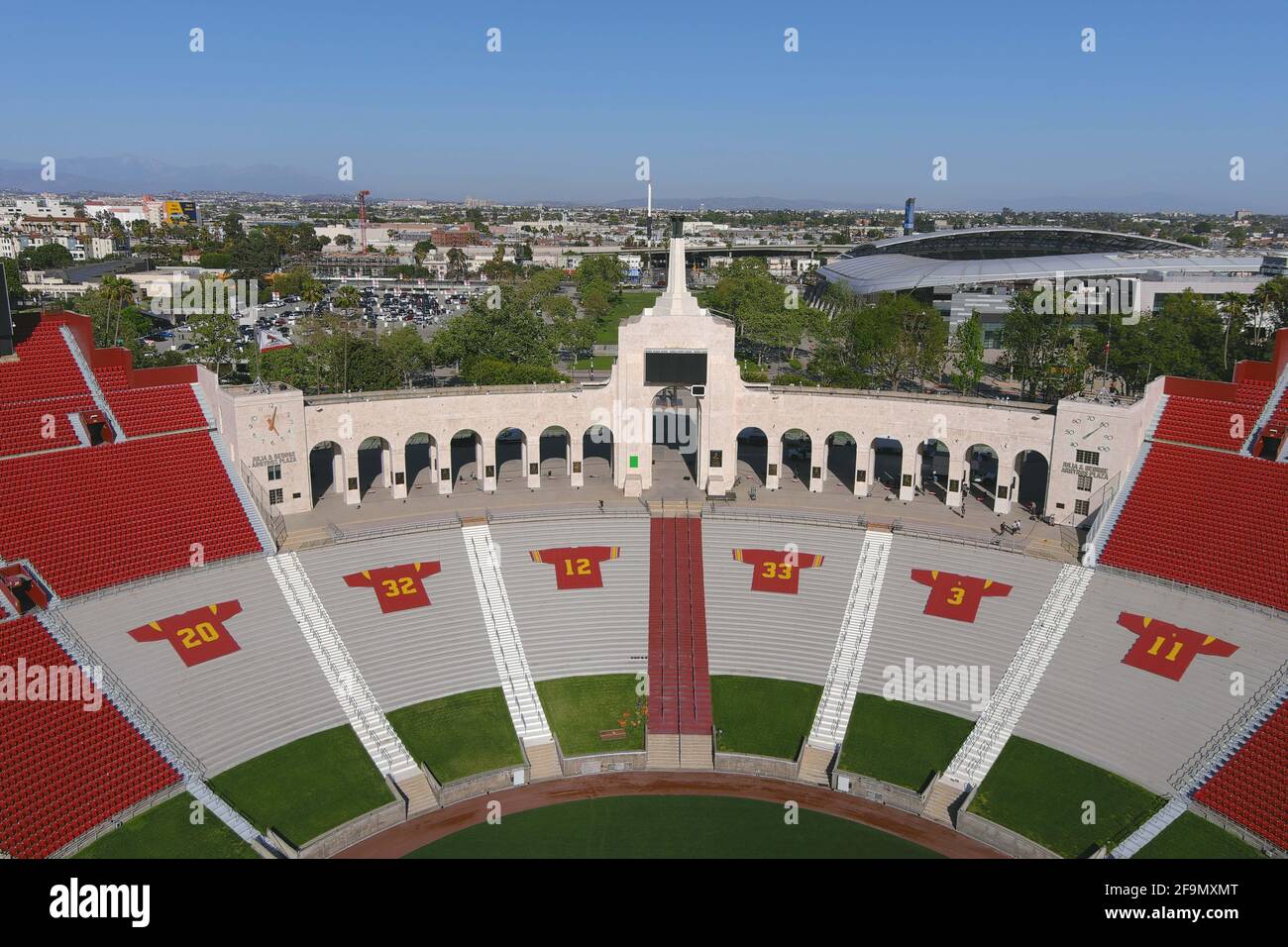 Una visione generale delle maglie dei vincitori del Southern California Trojans Heisman Trophy al Los Angeles Memorial Coliseum, lunedì 7 dicembre 2020, a Los Foto Stock
