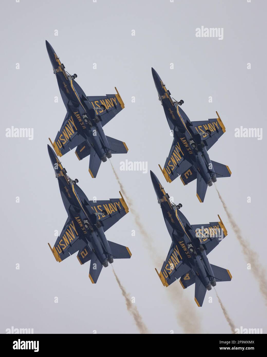 Il 15 aprile 2021, gli Stati Uniti Blue Angels si esibiscono per Sun N Fun Airshow a Lakeland, Florida centrale, USA. Foto Stock