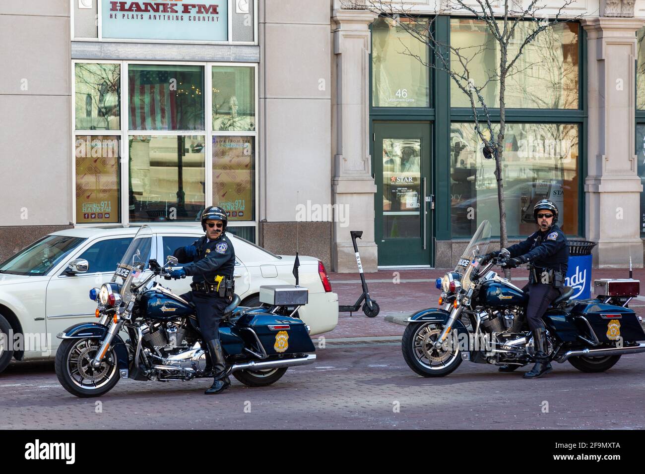Due ufficiali del Metropolitan Police Department di Indianapolis pattugliano nel centro di Indy's Monument Circle su motociclette Harley Davidson Road King. Foto Stock
