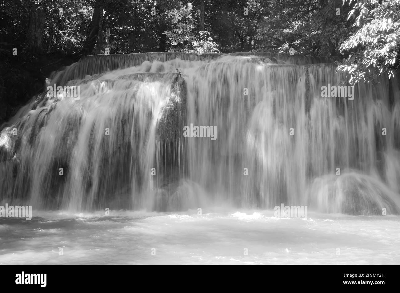 Cascata all'Erawan National Park, Thailandia (in bianco e nero) Foto Stock