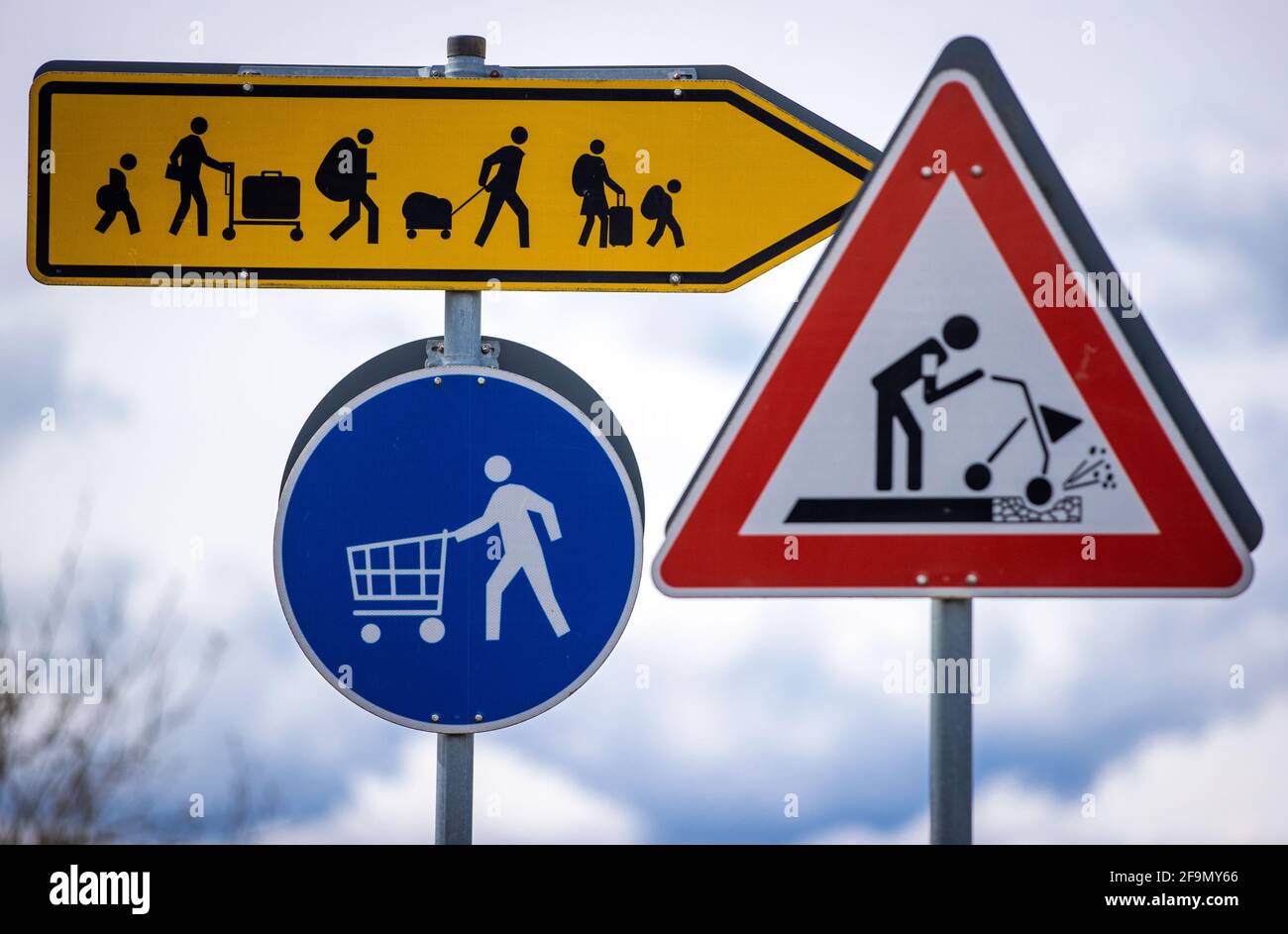 15 aprile 2021, Meclemburgo-Pomerania occidentale, Grambow: Segnali stradali del futuro stand come un progetto artistico del gruppo di artisti 'Reinigungsgesellschaft' (Martin Keil e Henrik Mayer) nel centro del paese. Gli artisti di Dresda hanno sviluppato un "sistema di guida per il nuovo Grambow 2057", che visualizza le idee e i suggerimenti per una migliore vita rurale in pittogrammi colorati. Il contenuto è il villaggio di Grambow nel 2057, quando il villaggio avrà 700 anni. Dodici segnali stradali in lamiera zincata si occupano di questioni come il cambiamento climatico, lo sviluppo demografico, l'occupazione, AN Foto Stock