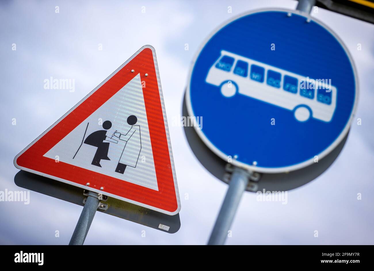 15 aprile 2021, Meclemburgo-Pomerania occidentale, Grambow: I segnali stradali del futuro con i titoli "cura medica" (l) e "collegamento degli autobus" (r) si trovano nel centro del paese come progetto artistico del gruppo d'artisti "Reinigungsgesellschaft" (Martin Keil e Henrik Mayer). Gli artisti di Dresda hanno sviluppato un "sistema di guida al nuovo Grambow 2057", che visualizza le idee e i suggerimenti per una migliore vita rurale in pittogrammi colorati. Il contenuto è il villaggio di Grambow nel 2057, quando il villaggio avrà 700 anni. Dodici segnali stradali in lamiera d'acciaio zincata affare Foto Stock