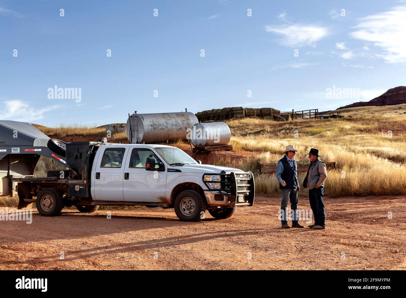 WY04122...WYOMING - Ranch mani parlando dei giorni di lavoro poco dopo l'alba sul Willow Creek Ranch Foto Stock