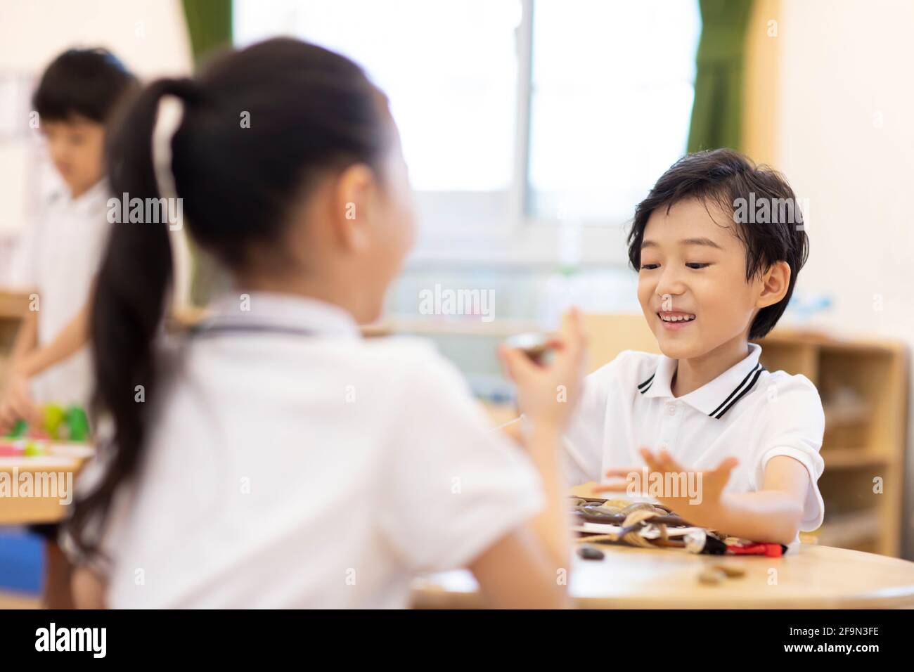 Bambini con lezioni d'arte in classe Foto Stock