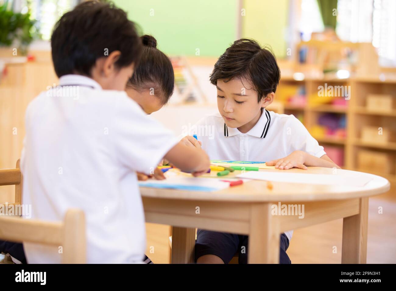 Bambini che dipingano in classe Foto Stock