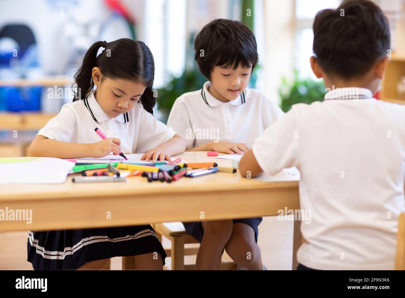 Bambini che dipingano in classe Foto Stock