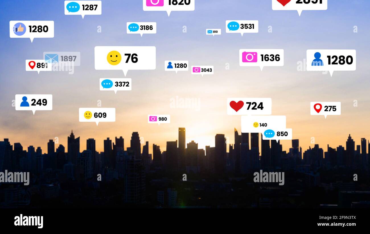 Le icone dei social media volano sul centro della città mostrando la connessione tra persone tramite la piattaforma applicativa del social network . Concetto per online Foto Stock
