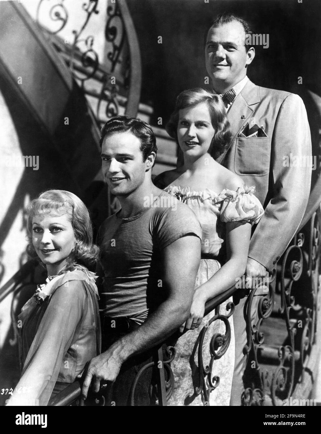 VIVIEN LEIGH MARLON BRANDO KIM HUNTER e KARL MALDEN hanno presentato un ritratto pubblicitario per UNA STREETCAR DI NOME DESIRE 1951 regista ELIA KAZAN riproduzione / sceneggiatura originale TENNESSEE WILLIAMS Charles K. Feldman Group / Warner Bros. Foto Stock