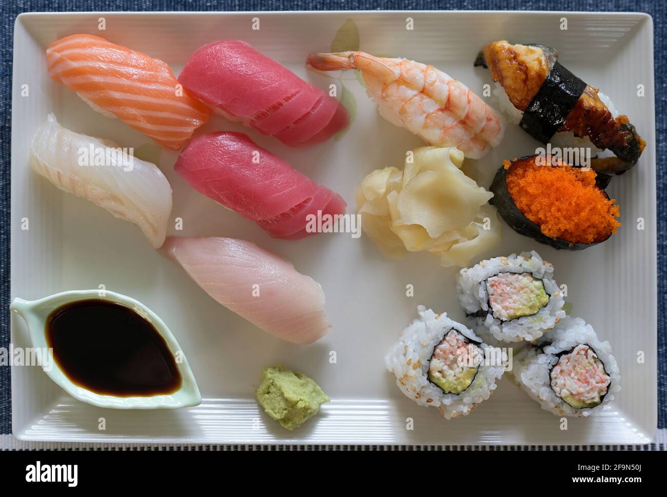 Un piatto di sushi giapponese, California USA Foto Stock