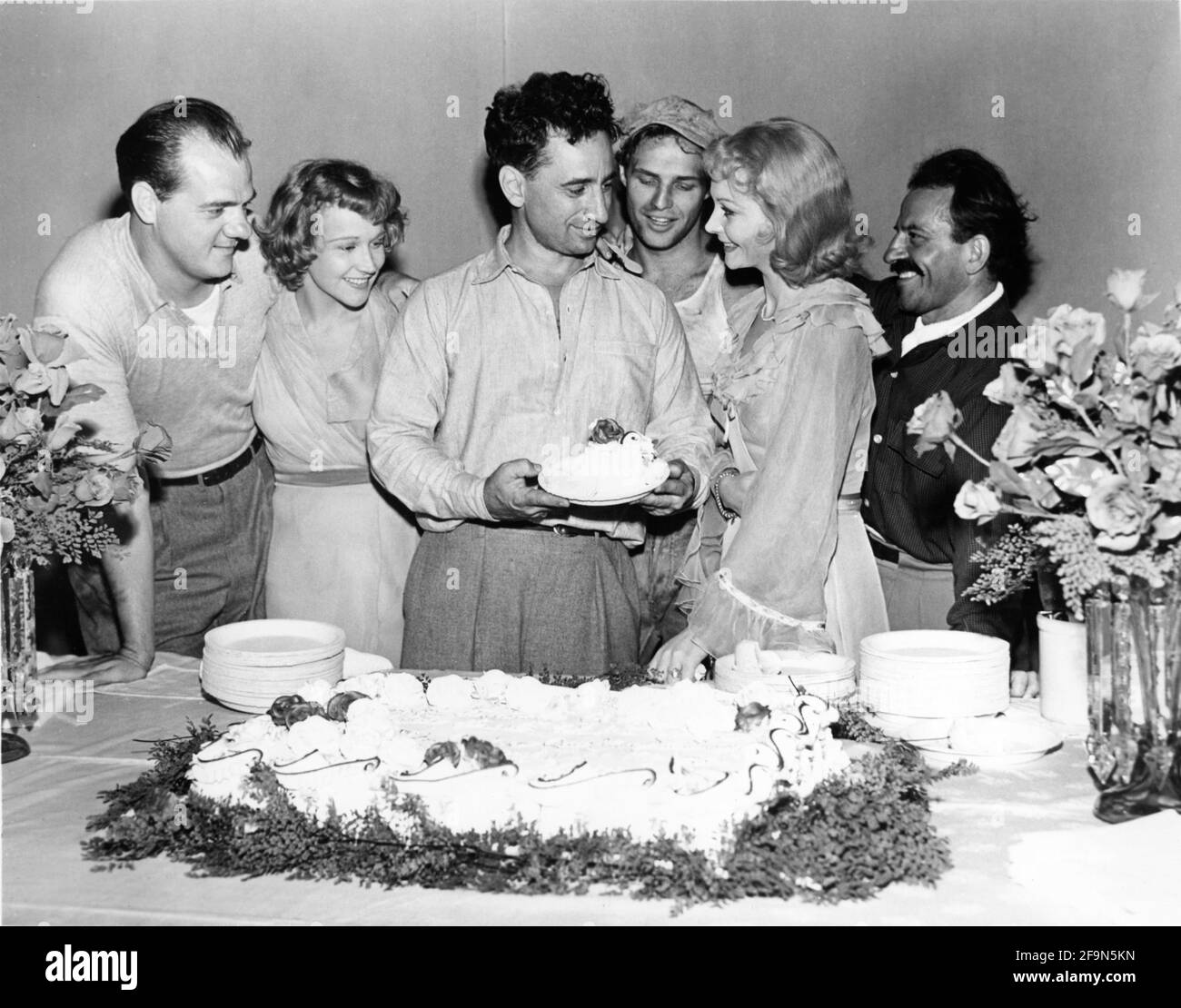 Il regista ELIA KAZAN festeggia il suo compleanno il 7 settembre 1950 con KARL MALDEN KIM HUNTER MARLON BRANDO VIVIEN LEIGH e NICK DENNIS sul set candid durante le riprese DI UNA STREETCAR DI NOME DESIRE 1951 regista ELIA KAZAN riproduzione/sceneggiatura originale TENNESSEE WILLIAMS Charles K. Feldman Group / Warner Bros Foto Stock