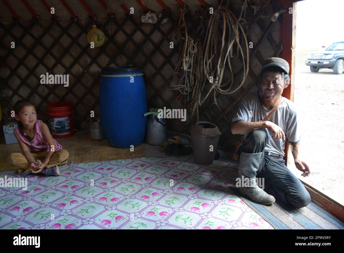 Padre e figlia all'interno del genio di una famiglia di pastori che lavorano nel deserto di Gobi che ospitano turisti e offrono un assaggio di airag, fermentato latte di mare. Foto Stock