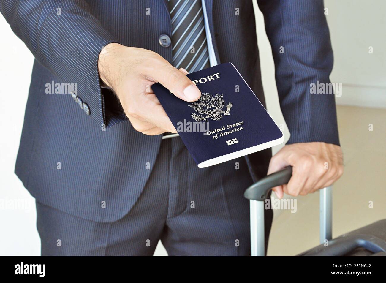 Uomo d'affari che dà passaporto degli Stati Uniti Foto Stock