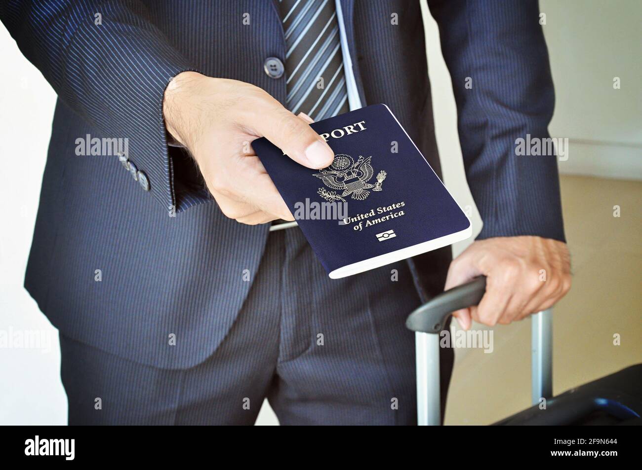 Uomo d'affari che dà passaporto degli Stati Uniti Foto Stock