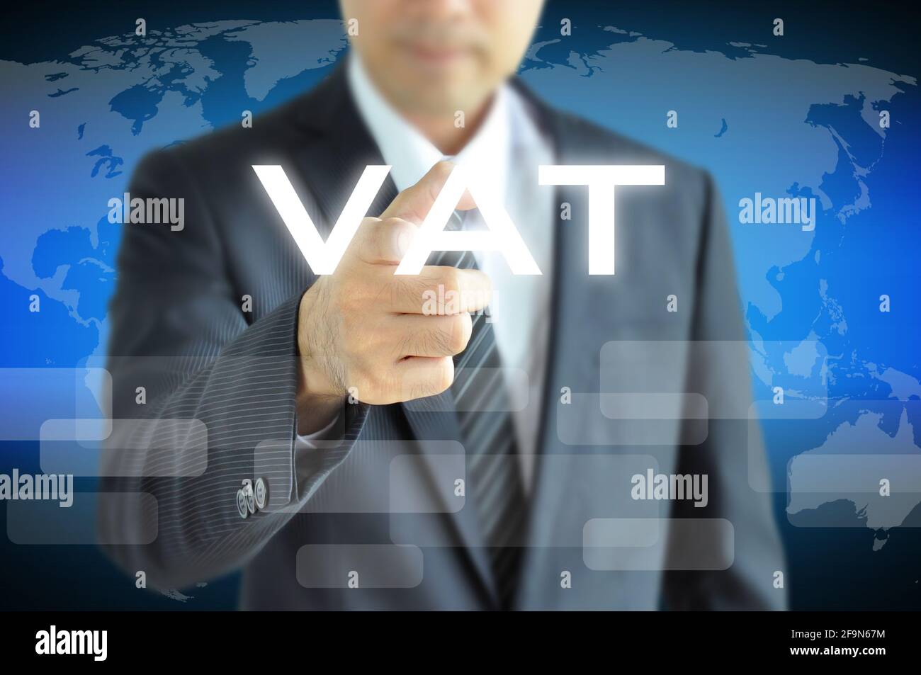 Mano di uomo d'affari che punta all'IVA sullo schermo virtuale Foto Stock