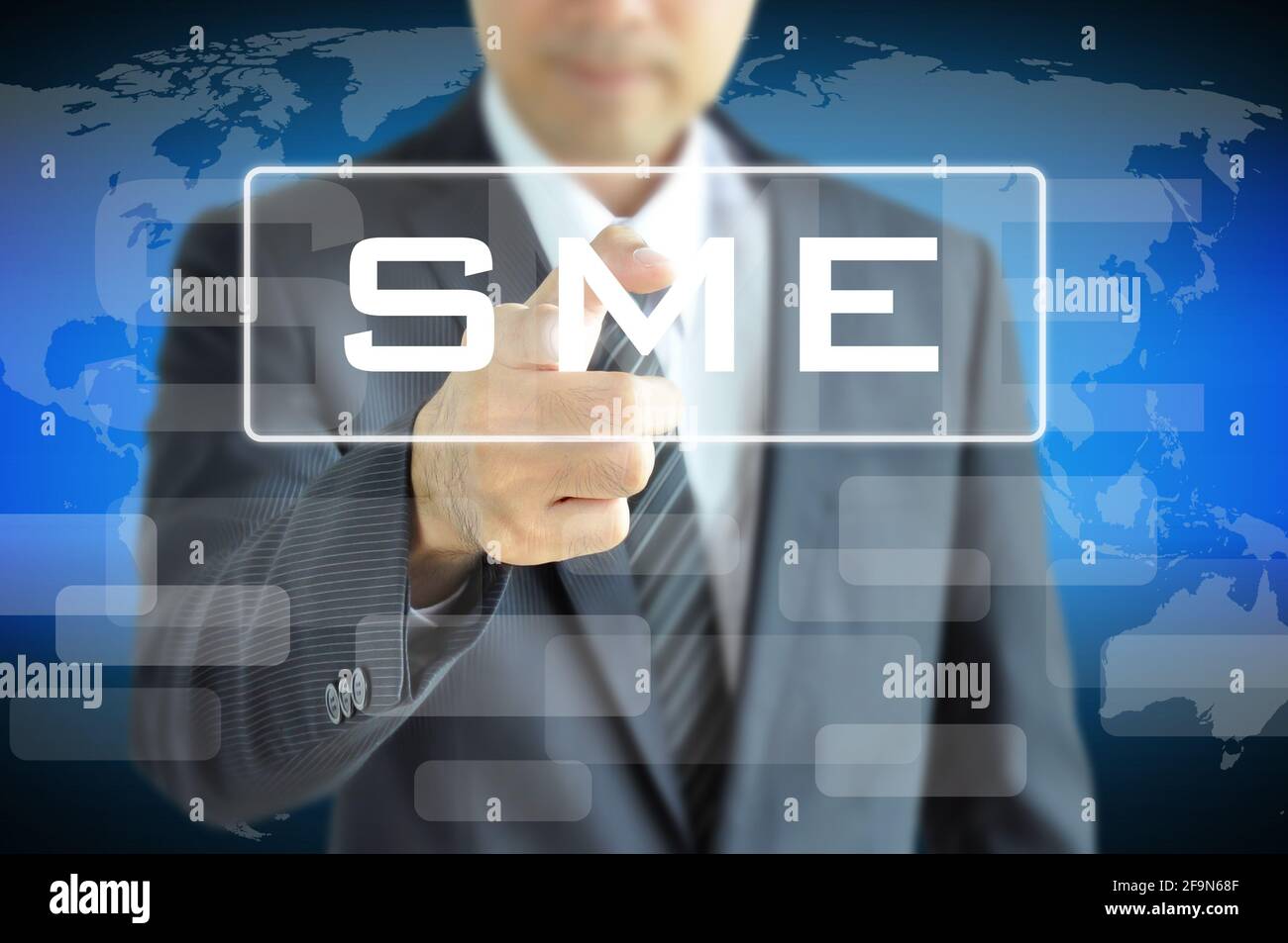 Mano dell'uomo d'affari che punta allo SME sullo schermo virtuale Foto Stock