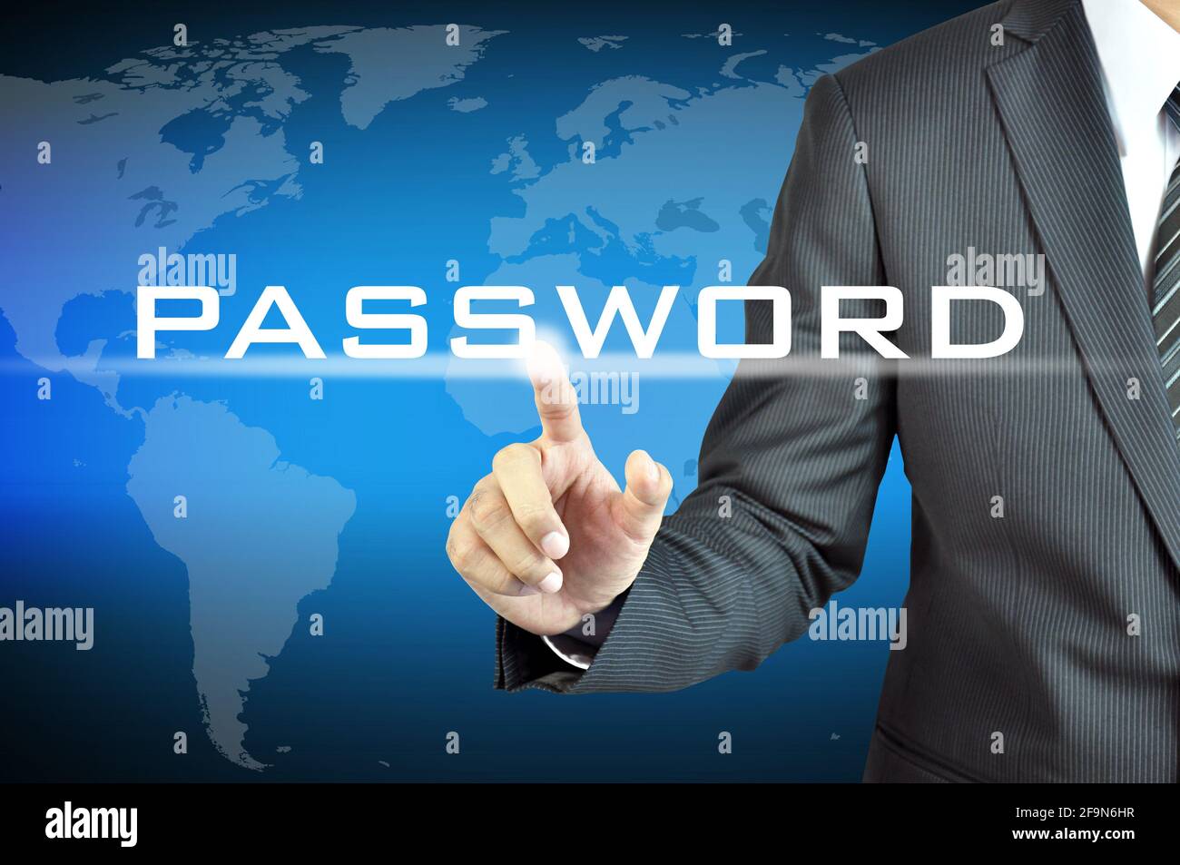 Mano dell'uomo d'affari che tocca IL segno DELLA PASSWORD sullo schermo virtuale - commercio concetto di sicurezza delle informazioni Foto Stock