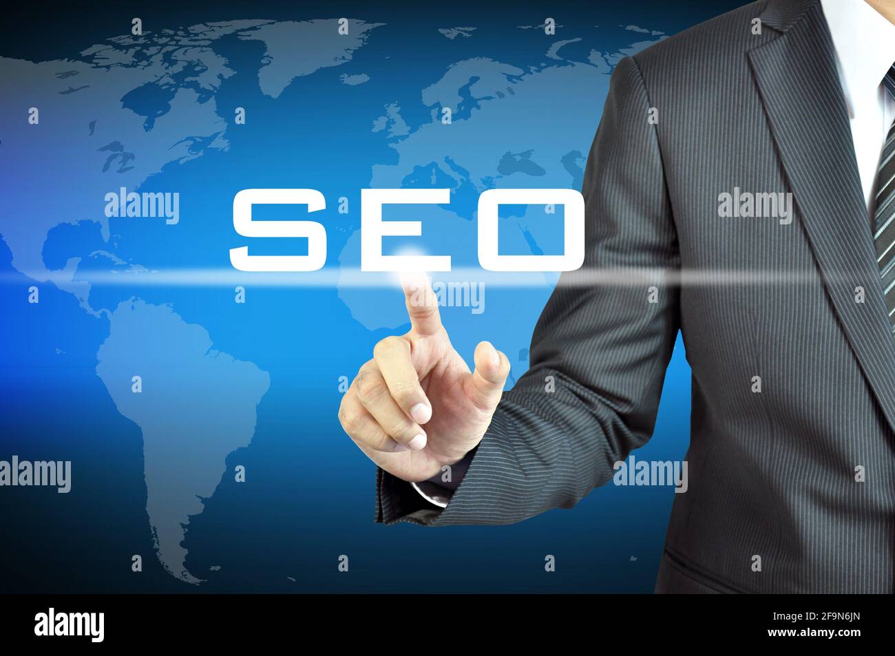 Mano di uomo d'affari che tocca SEO (o ottimizzazione di Search Engine) accedi su schermo virtuale - internet e online marketing concetto Foto Stock