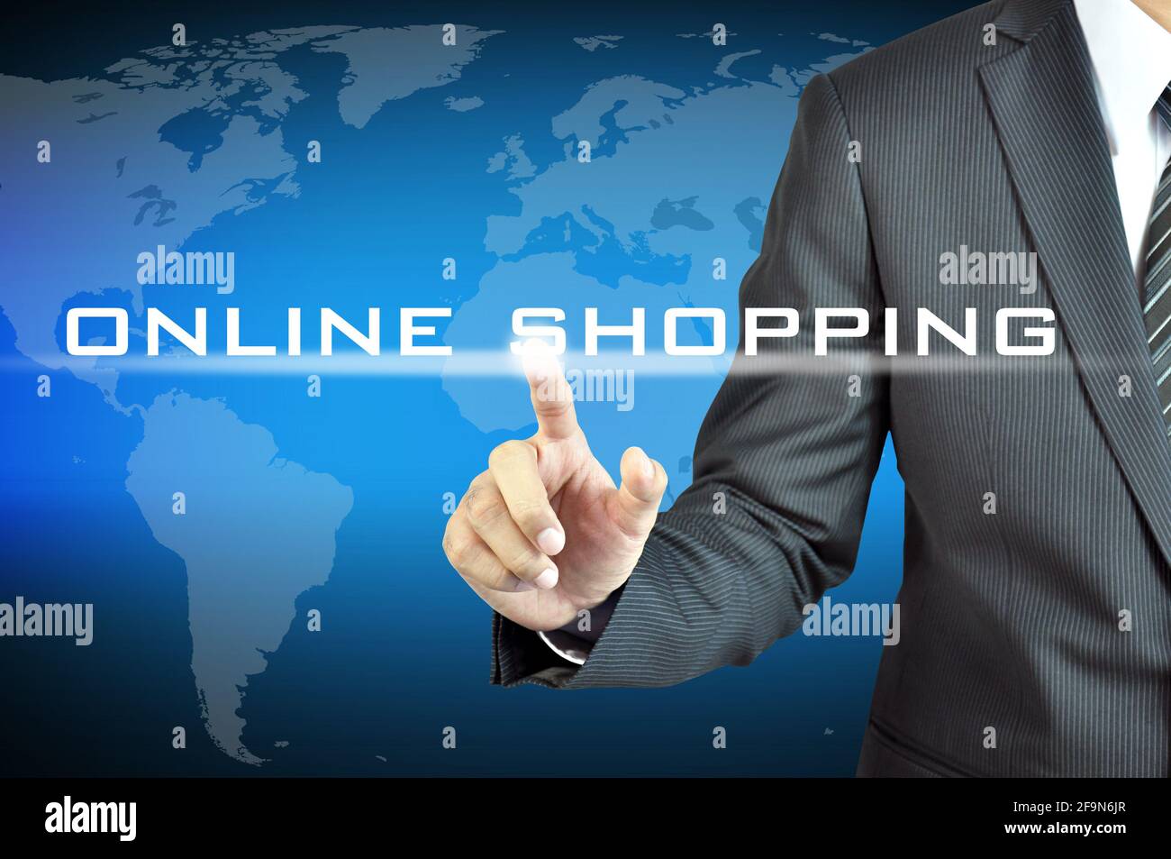 Mano di uomo d'affari che tocca IL segno DI ACQUISTO IN LINEA sullo schermo virtuale - concetto di ecommerce Foto Stock