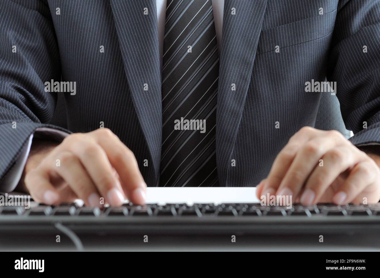 Tastiera per computer a mano di un uomo d'affari Foto Stock
