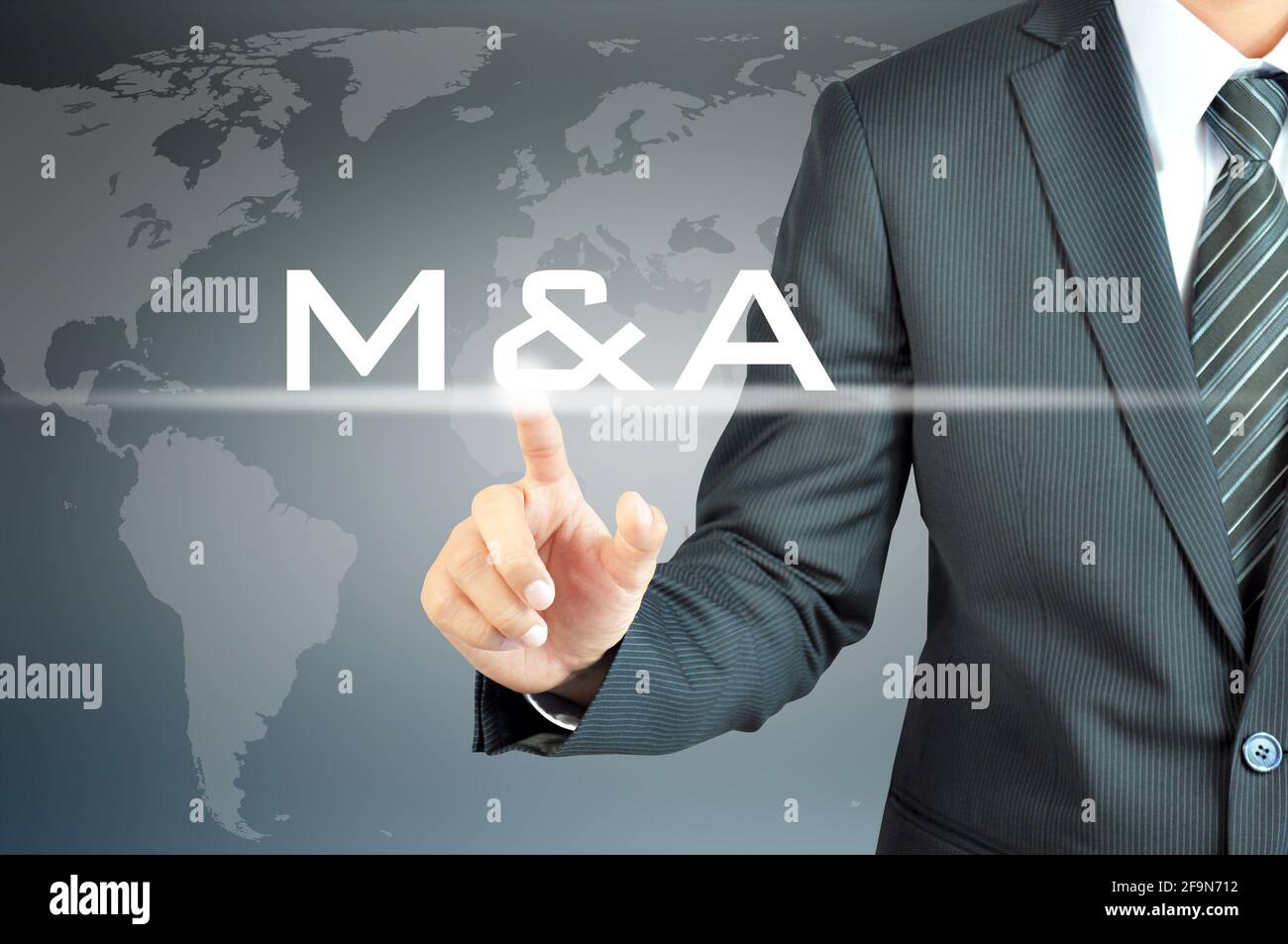 Mano dell'uomo d'affari che tocca M & A sullo schermo virtuale - concetto di fusione e acquisizione Foto Stock