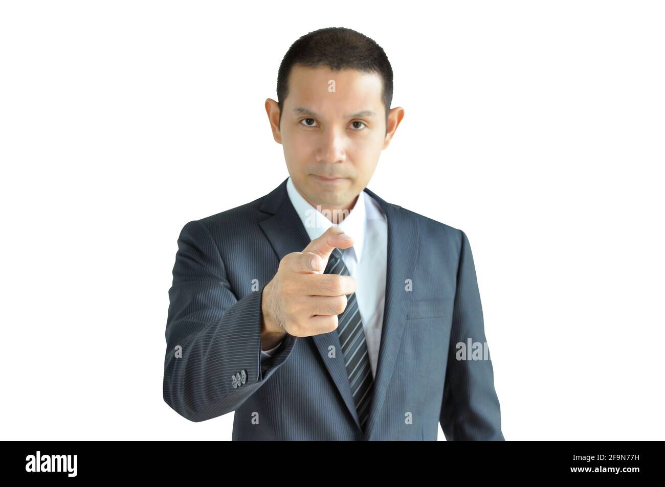Uomo d'affari asiatico che punta il dito su di voi con il volto serio Foto Stock