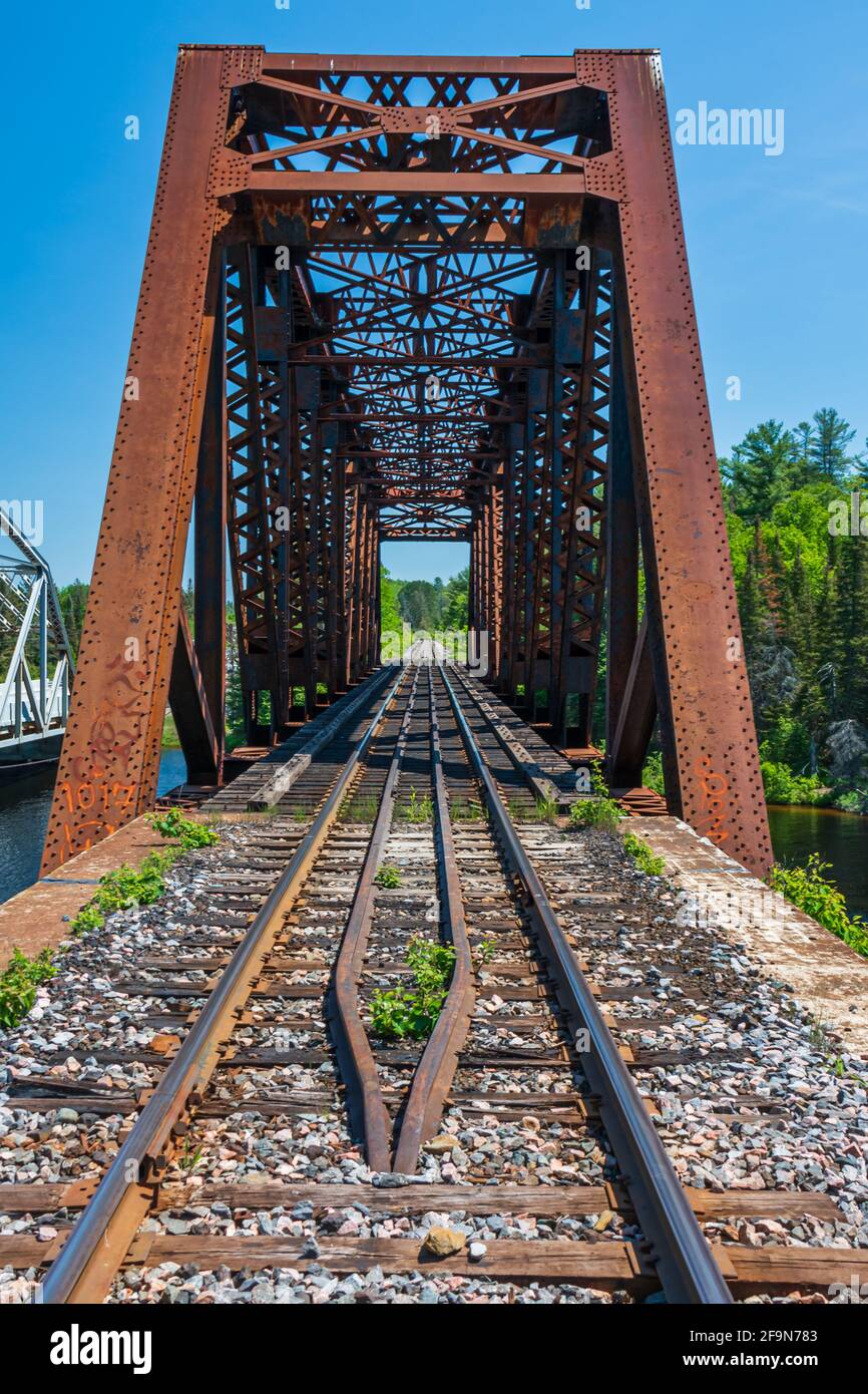 Ponte ferroviario in ferro immagini e fotografie stock ad alta ...