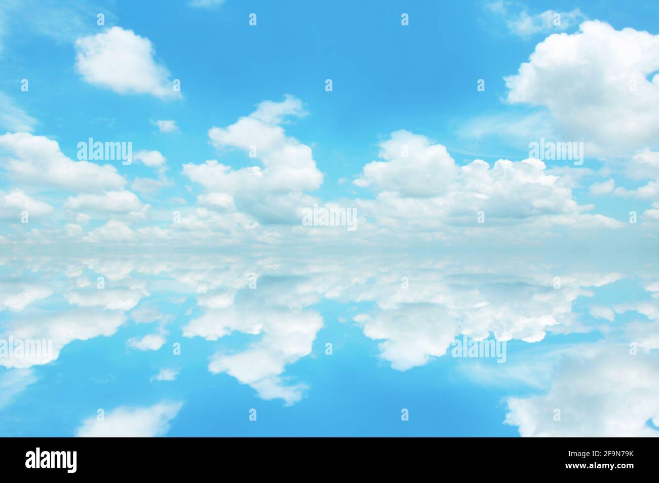 Cielo blu e nuvole con riflessione sull'acqua di mare - natura sfondo astratto Foto Stock