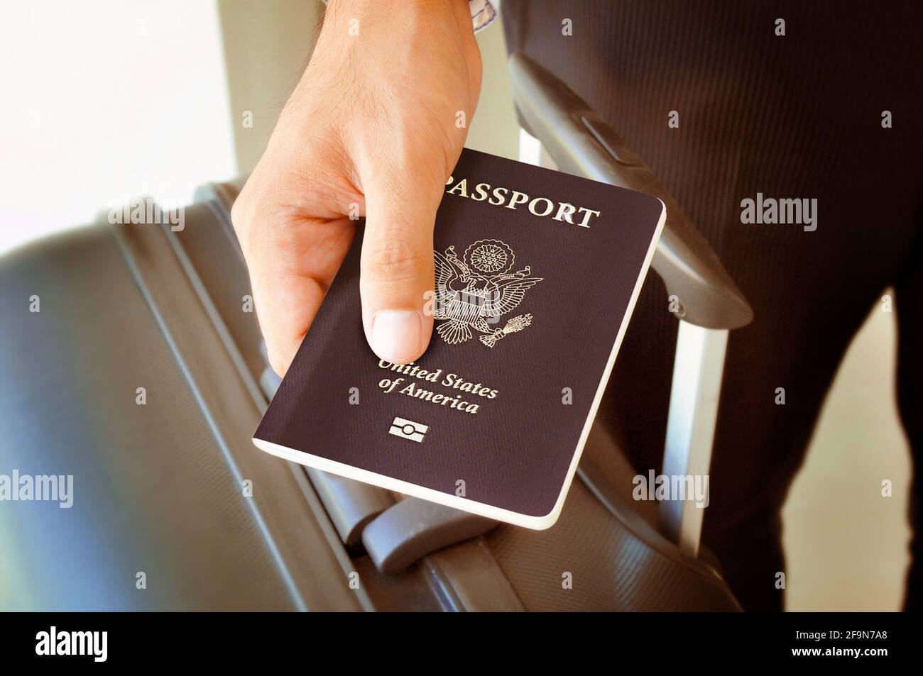 Mano che tiene il passaporto degli Stati Uniti - effetto di seppia marrone Foto Stock