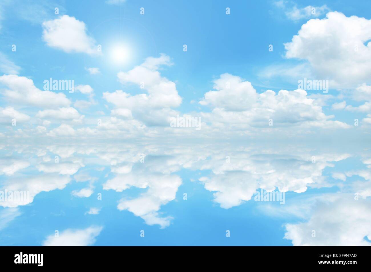 Cielo blu e nuvole con riflessione sull'acqua di mare - natura sfondo astratto Foto Stock