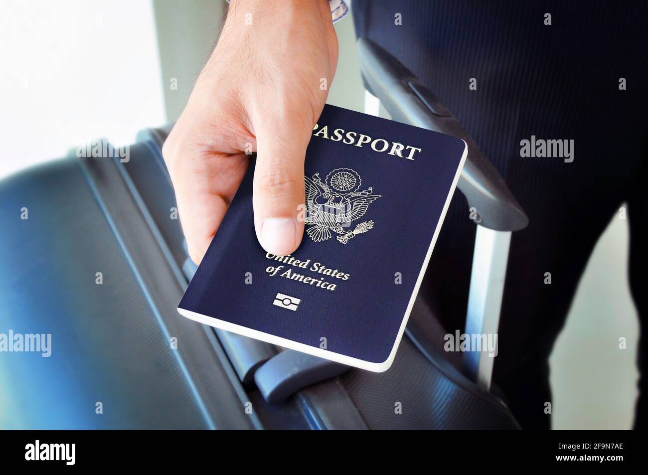 Mano che tiene il passaporto degli Stati Uniti Foto Stock