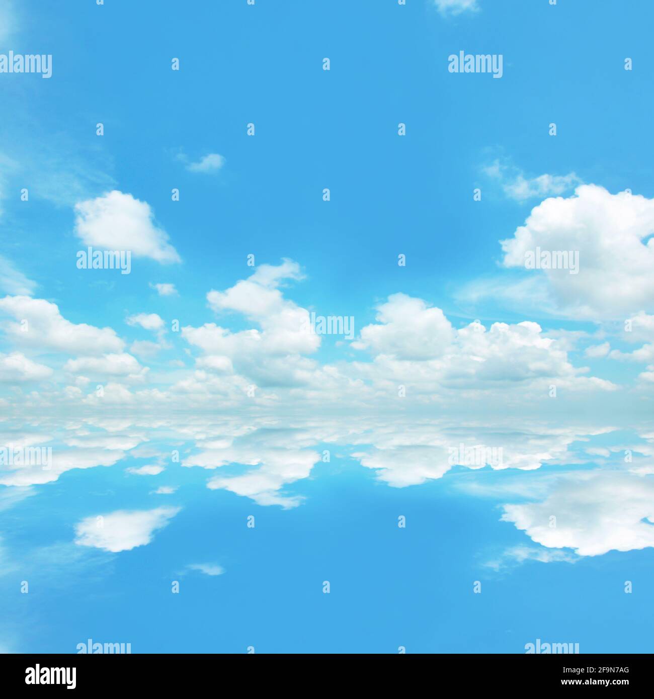 Cielo blu e nuvole con riflessione sull'acqua di mare - natura sfondo astratto Foto Stock