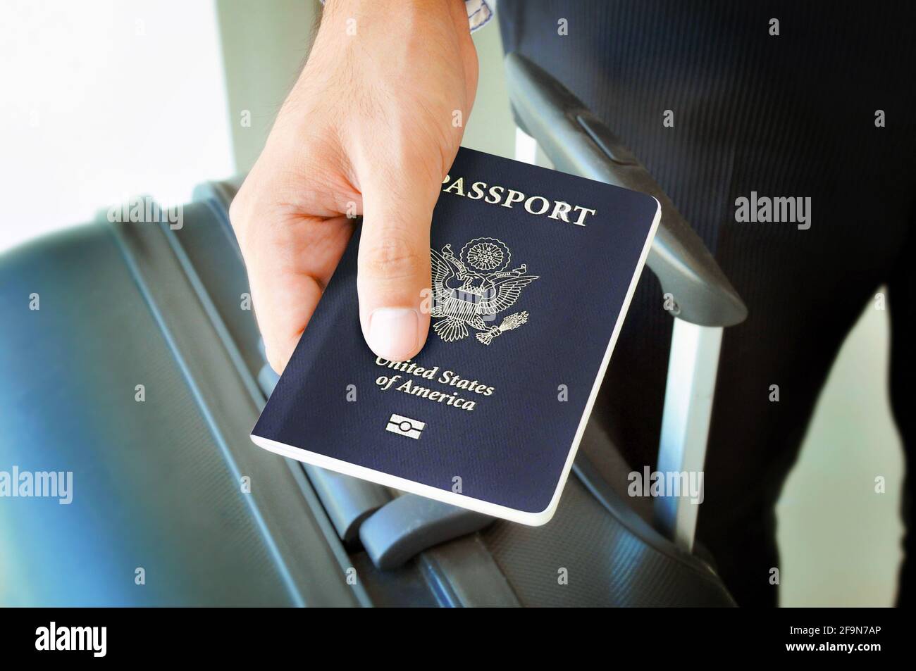 Mano che tiene il passaporto degli Stati Uniti Foto Stock