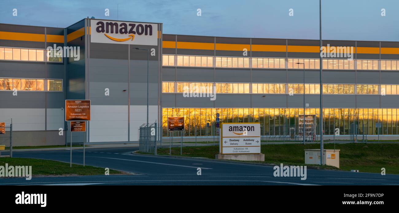 Strada che attraversa il centro logistico di Amazon Foto Stock