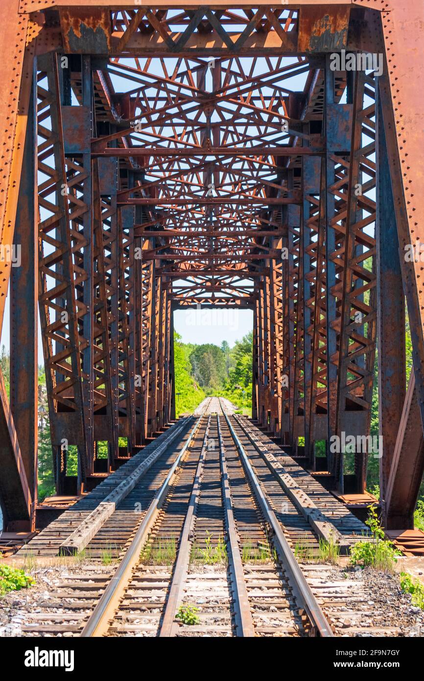 Ponte ferroviario in ferro immagini e fotografie stock ad alta ...