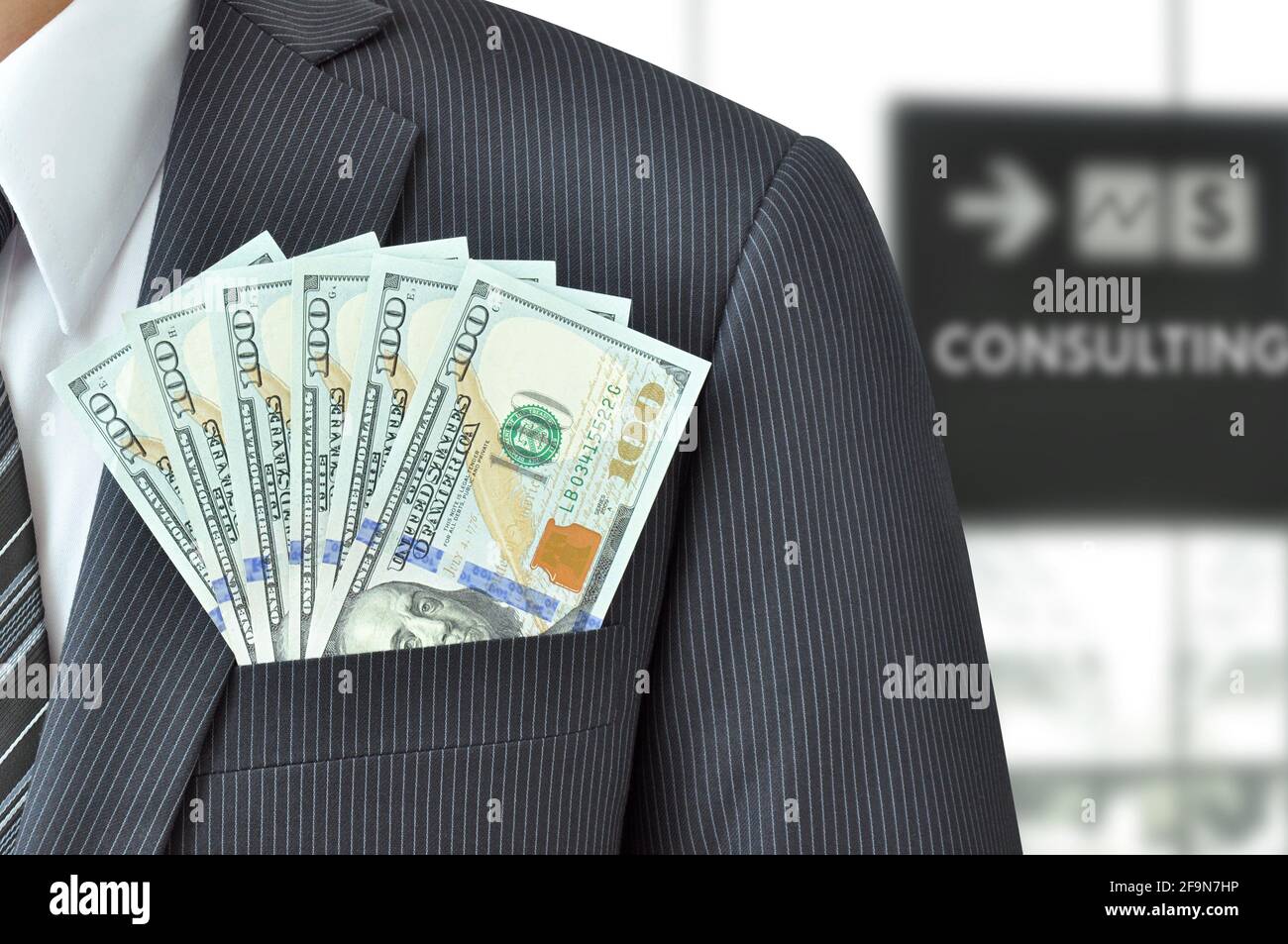 Denaro - dollaro USA (o USD) banconote in businessman suit pocket - concetto di consulenza finanziaria Foto Stock