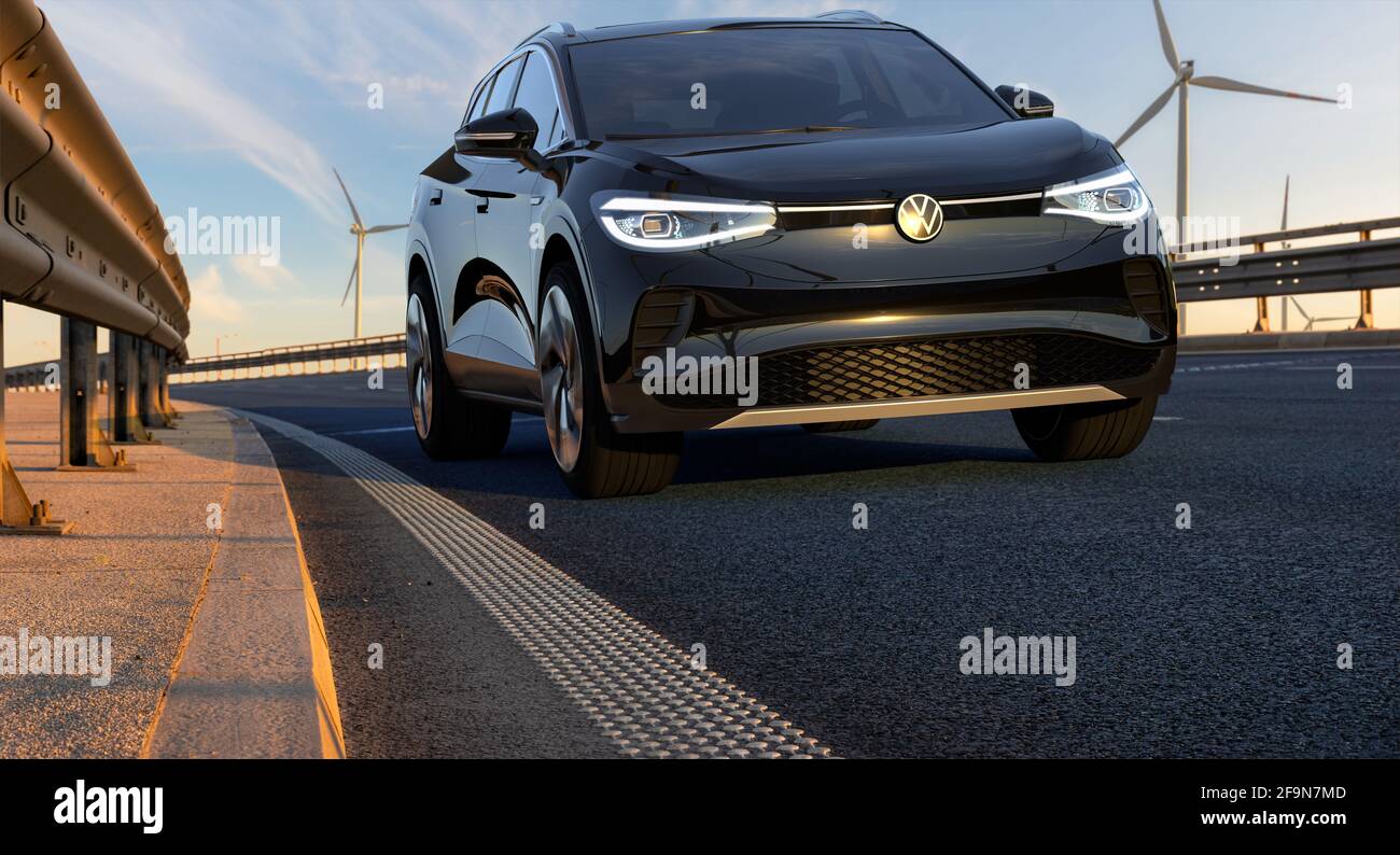 Volkswagen ID.4, SUV elettrico che guida su una strada panoramica Foto Stock