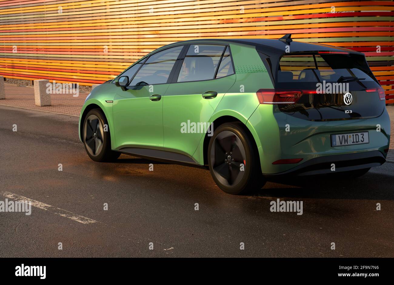 Volkswagen ID.3 auto elettrica compatta che si muove in città spazio Foto Stock