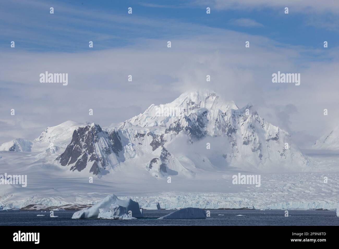 Iceberg. Paesaggio ghiacciato dell'Antartide, cambiamento climatico. Spedizione estrema. Foto Stock