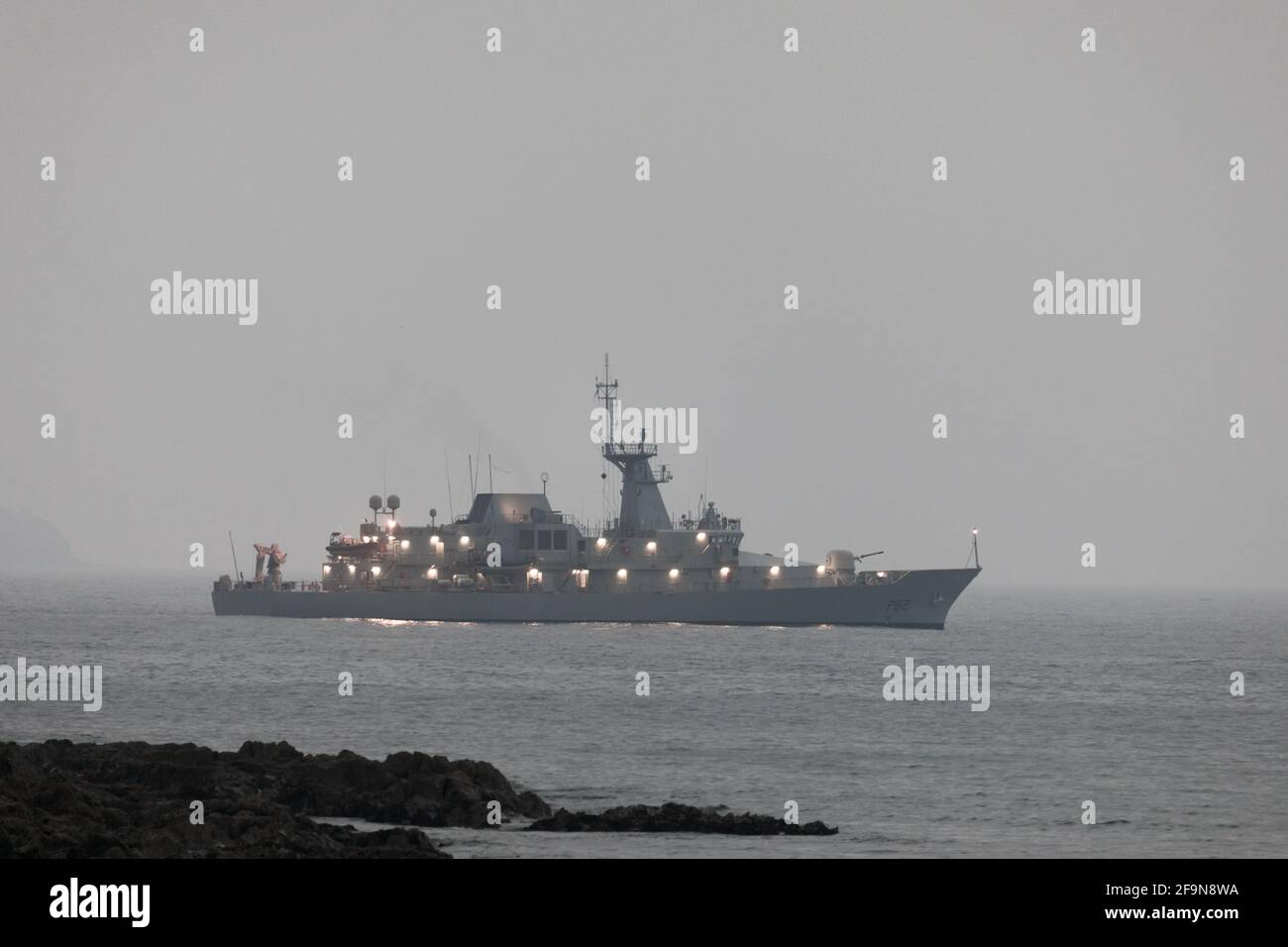 Fountainstown, Cork, Irlanda. 20 aprile, 2021.Early Morning nebbia e mascherine di nebbia la nave di servizio navale LÉ James Joyce all'alba mentre all'ancora sulla costa meridionale vicino Fountainstown, Co. Cork, Irlanda.- credito; David Creedon / Alamy Live News Foto Stock