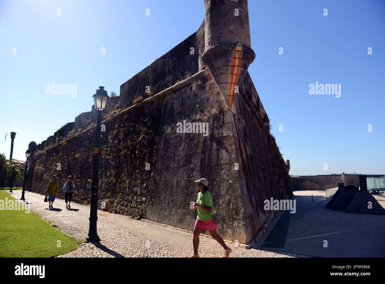 Antiche mura della fortezza a Cascais, Portogallo. Foto Stock