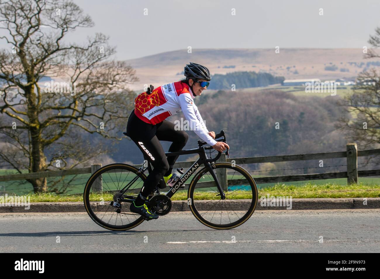 Bicicletta da corsa ciclista Boardman bike con abbigliamento da bicicletta  di lusso Foto stock - Alamy