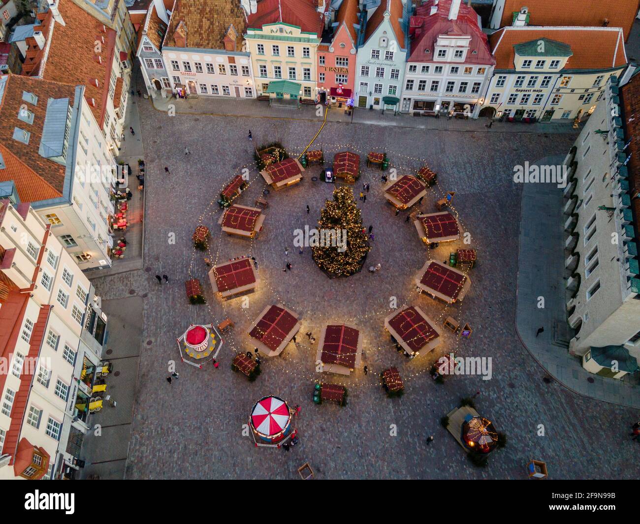Tallinn, Estonia - 9 dicembre 2020: Vista aerea del mercatino di Natale nella Città Vecchia. Case medievali con tetti rossi Foto Stock