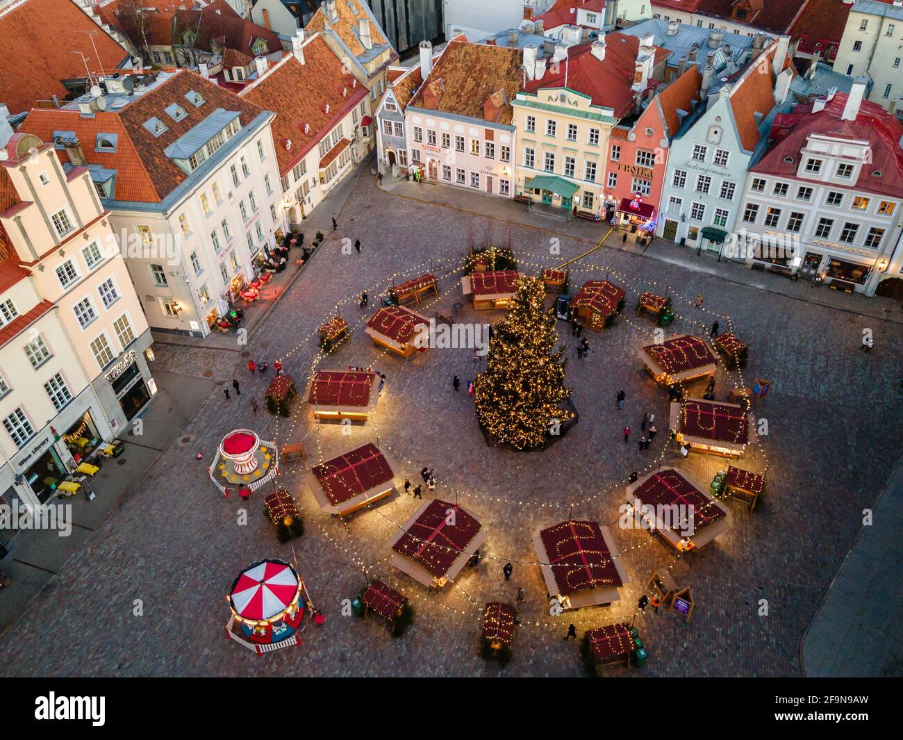 Tallinn, Estonia - 9 dicembre 2020: Vista aerea del mercatino di Natale nella Città Vecchia. Case medievali con tetti rossi Foto Stock
