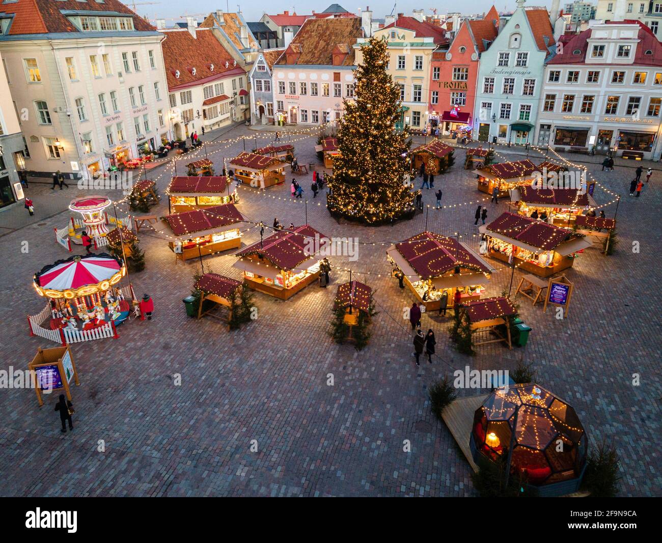 Tallinn, Estonia - 9 dicembre 2020: Vista aerea del mercatino di Natale nella Città Vecchia. Case medievali con tetti rossi Foto Stock