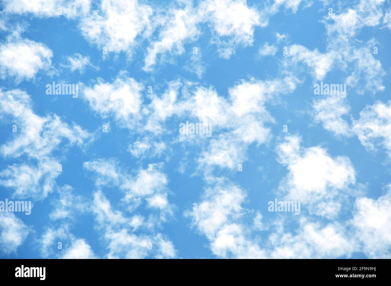 Nuvole sparse su sfondo blu del cielo Foto Stock
