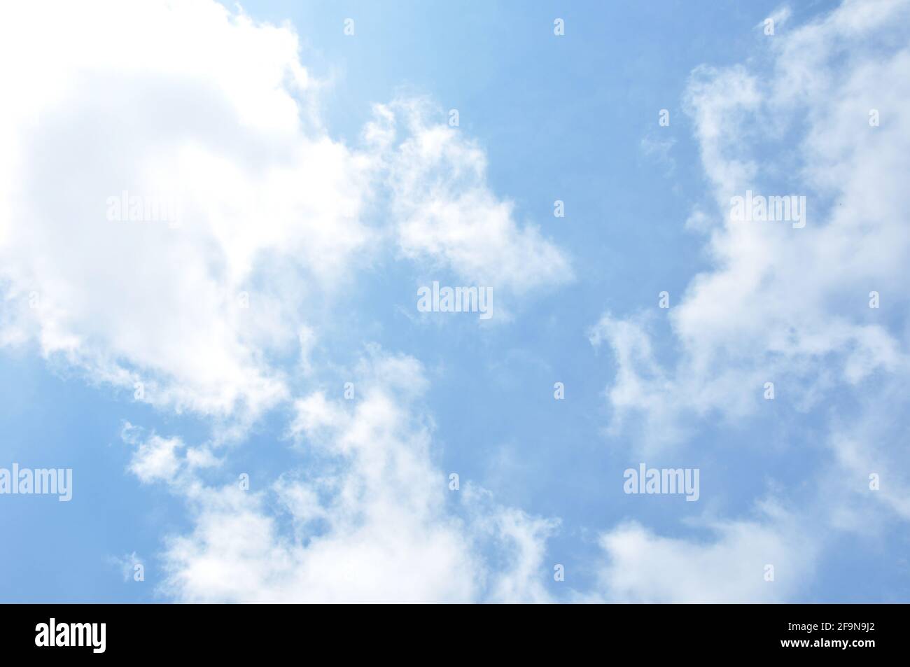 Sunny cielo blu con nuvole Foto Stock
